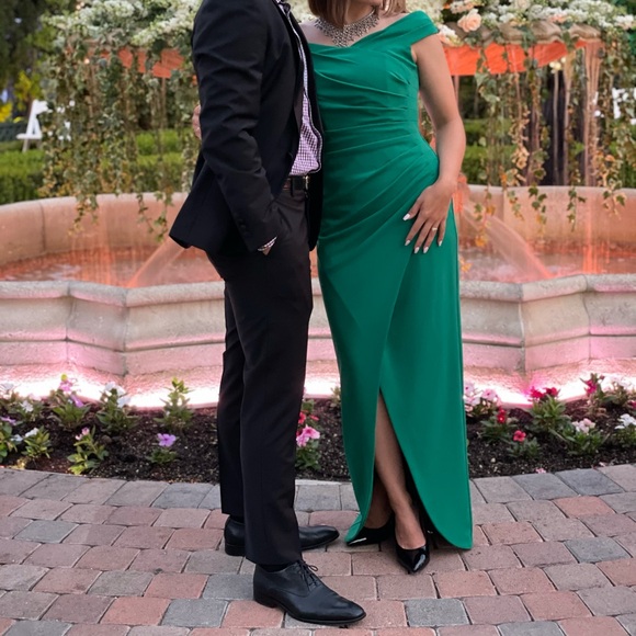 Calvin Klein formal dress. Built in corset. Green. Size 4 - Picture 4 of 7